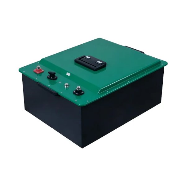 Batería LiFePO4 para camión 24 V 300 Ah con diseño compacto, protección BMS integrada y salida estable para flotas de transporte y vehículos comerciales.